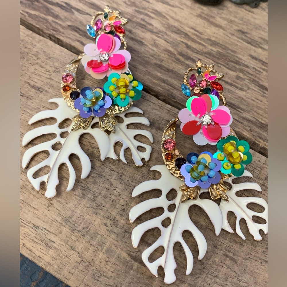 White monstera leaf drop earrings with multicolored sequin flower details. 🌺